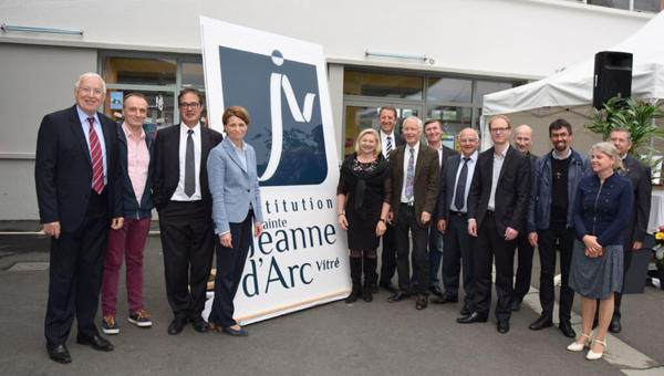 enseignants devant le l'établissement scolaire Jeanne d'Arc