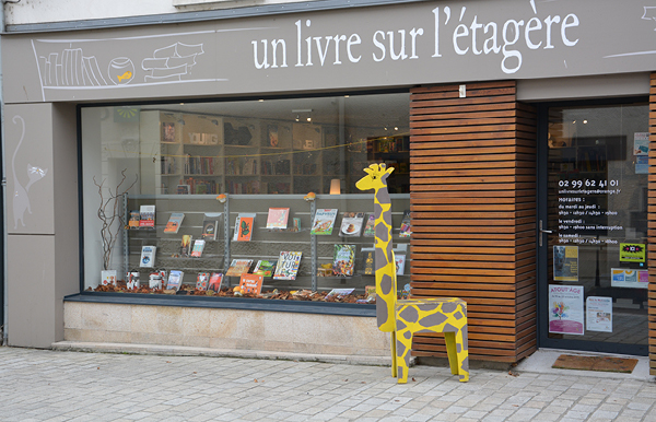 Devanture «Un livre sur l’étagère», une librairie-jeux installée à Châteaubourg (35)